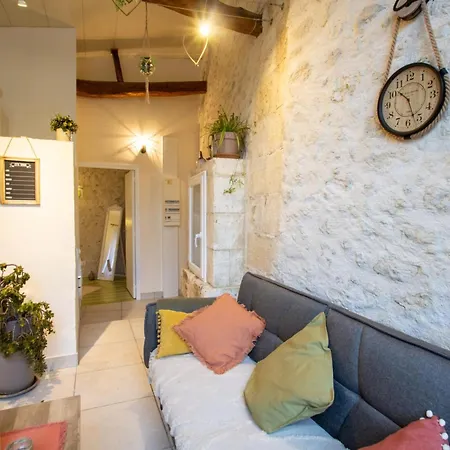 Maison 2 Pers. En Dordogne Avec Piscine Partagee, Terrasse Privative Et Equipements Complets - Fr-1-616-367 * Bertric-Burée